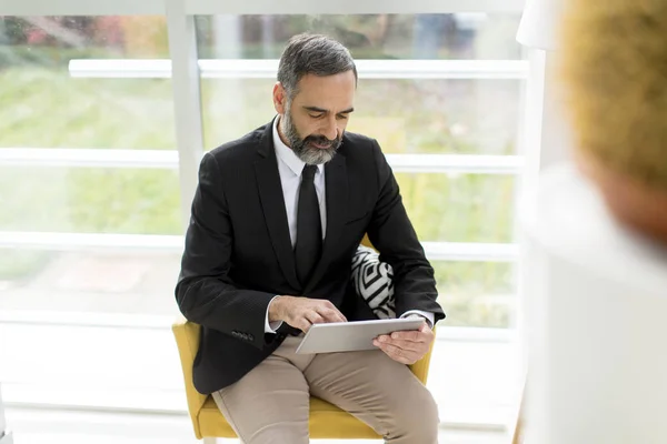 Bonito Sorridente Empresário Maduro Com Tablet Digital Escritório Trabalhando Lendo — Fotografia de Stock