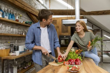 Modaya uygun çift soyma ve rustik mutfakta piyasadan sebze kesme