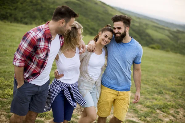 Gruppo Giovani Felici Che Camminano Nel Campo Estivo — Foto Stock