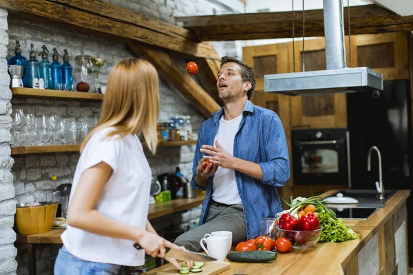 Preciosa Pareja Joven Alegre Cocinar Cena Juntos Divertirse Cocina Rústica — Foto de Stock