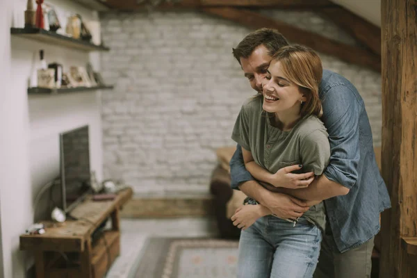 Jovem Homem Mulher Abraçando Casa Interior Macio Marido Abraçando Esposa — Fotografia de Stock