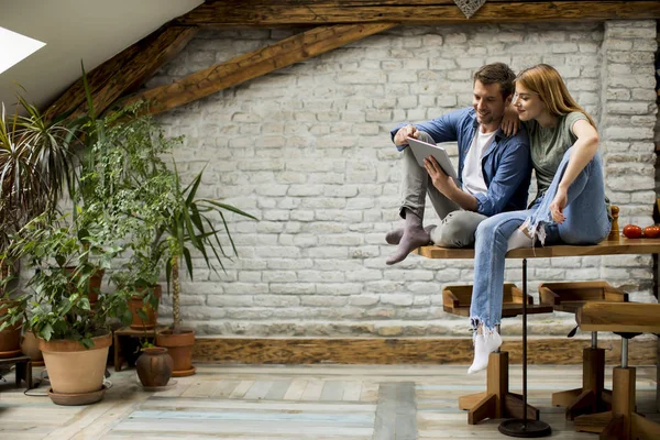 Belo Jovem Casal Está Usando Tablet Digital Sorrindo Cozinha Casa — Fotografia de Stock