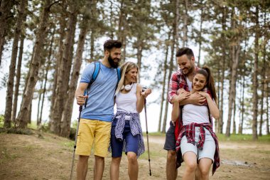 Mutlu genç grup insanların birlikte ön planda yürüyüş