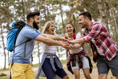 Bir grup genç insan dağda bahar günü hiking