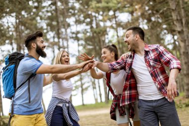 Bir grup genç insan dağda bahar günü hiking
