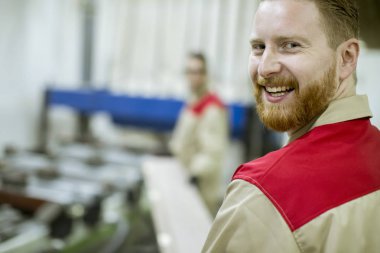 Mobilya fabrikasında çalışmaya iki yakışıklı delikanlı