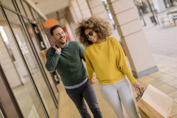 Bella Giovane Coppia Multietnica Con Sacchetti Carta Godendo Nello Shopping — Foto Stock