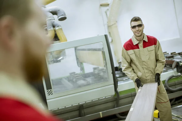 Deux Beaux Jeunes Hommes Travaillant Dans Usine Meubles — Photo