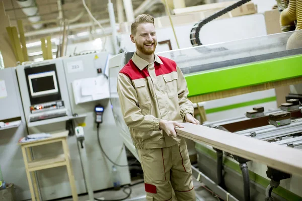 Hhandsome Ung Man Som Arbetar Möbelfabriken — Stockfoto