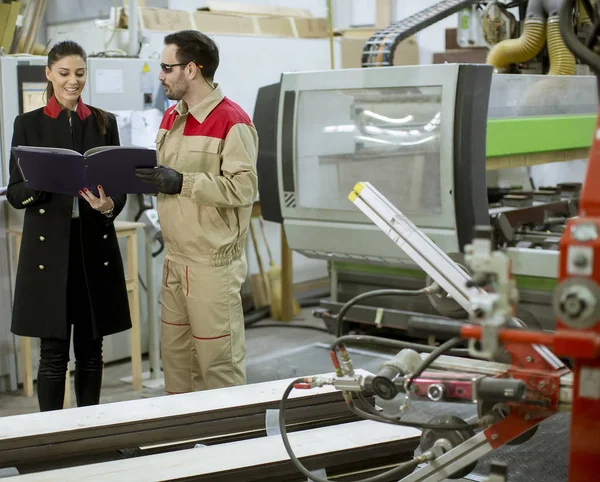 Mooie Jonge Vrouw Controle Proces Fabriek Met Mannelijke Werknemer — Stockfoto