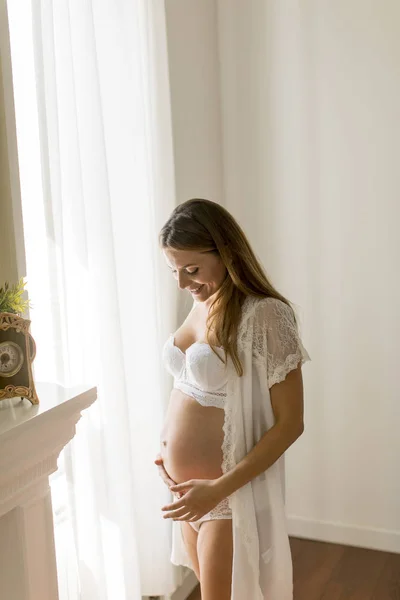 Retrato Una Joven Embarazada Atractiva Pie Junto Ventana Casa — Foto de Stock