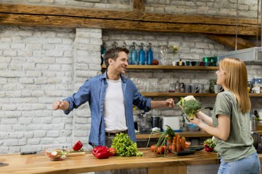Modaya uygun çift soyma ve rustik mutfakta piyasadan sebze kesme
