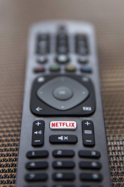 Belgrad, Sırbistan - 9 Mayıs 2019: Netflix uzaktan kumandasını kapatın. Netflix, merkezi Los Gatos, Kaliforniya'da bulunan ve 1997 yılında kurulan Abd'li medya hizmetleri sağlayıcısıdır.