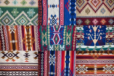 Tipik geometrik desenli geleneksel Gürcü el yapımı halıseti