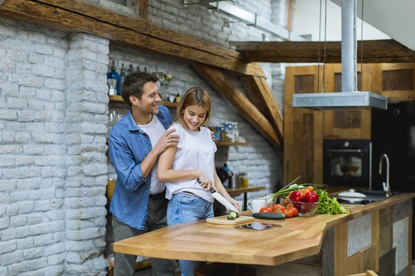 Adorável Jovem Casal Alegre Cozinhar Jantar Juntos Divertindo Cozinha Rústica — Fotografia de Stock