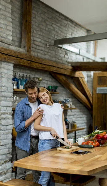 Preciosa Pareja Joven Alegre Cocinar Cena Juntos Divertirse Cocina Rústica — Foto de Stock