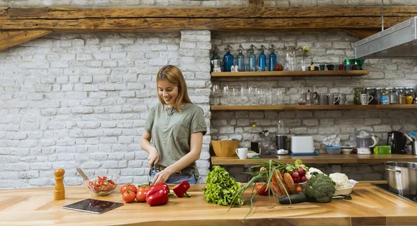 Счастливая Молодая Женщина Готовит Вкусную Здоровую Пищу Кухне Мансарды Рустикальной — стоковое фото