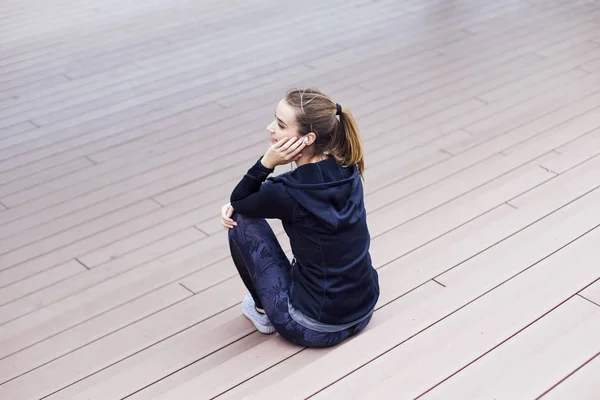 Beautiful Girl Relaxing Long Run City Listening Music — Stock Photo, Image