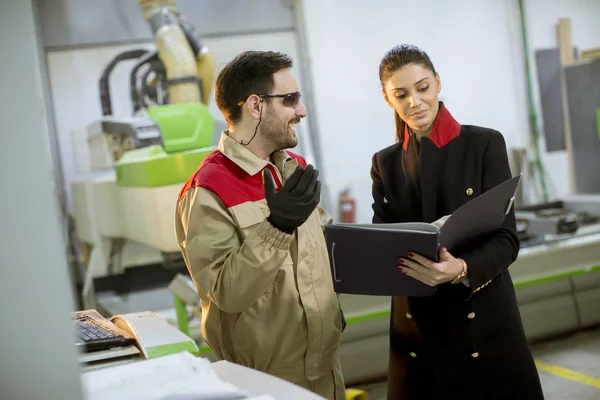 Mooie Jonge Vrouw Controle Proces Fabriek Met Mannelijke Werknemer — Stockfoto