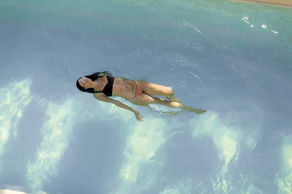 Brunette Blanke Vrouw Bikini Drijvend Het Zwembad Water — Stockfoto