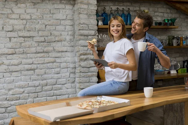 Pareja Feliz Desayunando Juntos Cocina Rústica Casa — Foto de Stock