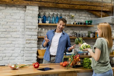 Modaya uygun çift soyma ve rustik mutfakta piyasadan sebze kesme