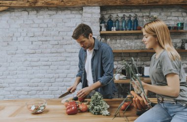 Modaya uygun çift soyma ve rustik mutfakta piyasadan sebze kesme