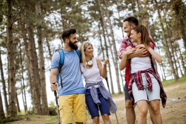 Mutlu genç grup insanların birlikte ön planda yürüyüş