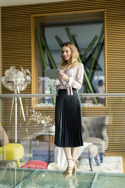 Attraktive Junge Geschäftsfrau Mit Digitalem Tablet Büro — Stockfoto