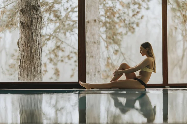 Jolie Jeune Femme Bikini Avec Des Lunettes Soleil Bord Piscine — Photo