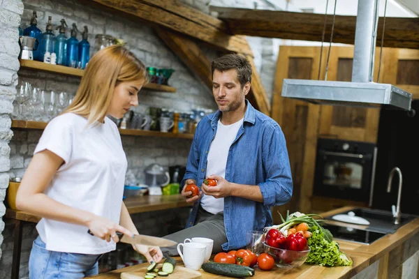 Preciosa Pareja Joven Alegre Cocinar Cena Juntos Divertirse Cocina Rústica — Foto de Stock