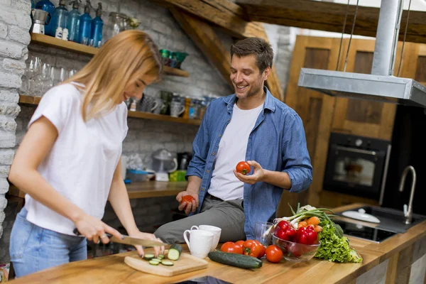 Preciosa Pareja Joven Alegre Cocinar Cena Juntos Divertirse Cocina Rústica — Foto de Stock