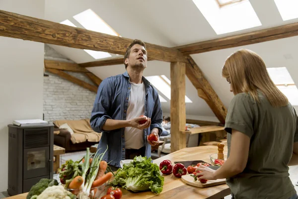 Pasangan Trendy Mengupas Dan Memotong Sayuran Dari Pasar Dapur Pedesaan — Stok Foto