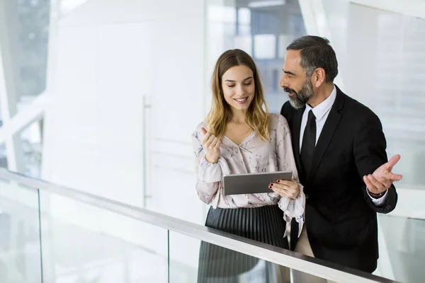 Bello Sorridente Uomo Affari Maturo Suo Carino Giovane Collega Femminile — Foto Stock