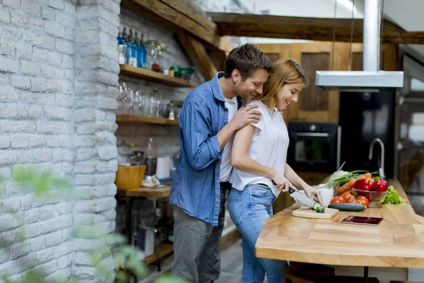 Jolie Jeune Couple Joyeux Cuisiner Dîner Ensemble Avoir Plaisir Cuisine — Photo