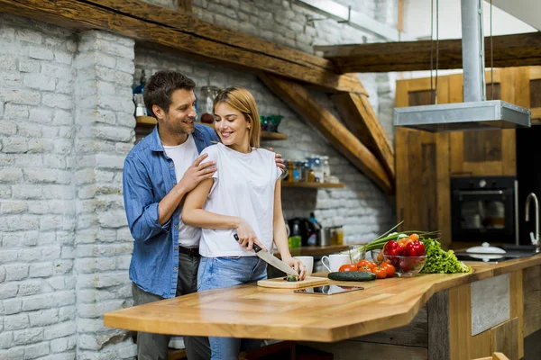 Jolie Jeune Couple Joyeux Cuisiner Dîner Ensemble Avoir Plaisir Cuisine — Photo