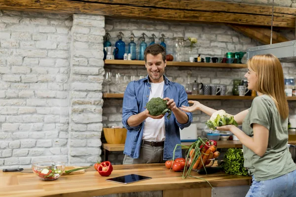 Pareja Moda Pelando Cortando Verduras Del Mercado Cocina Rústica — Foto de Stock