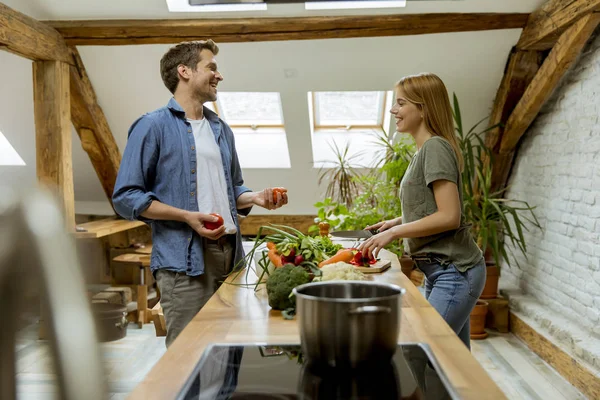 Pasangan Trendy Mengupas Dan Memotong Sayuran Dari Pasar Dapur Pedesaan — Stok Foto