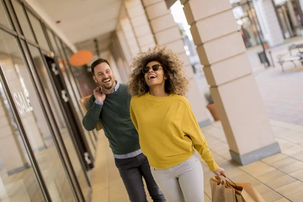 Bella Giovane Coppia Multietnica Con Sacchetti Carta Godendo Nello Shopping — Foto Stock