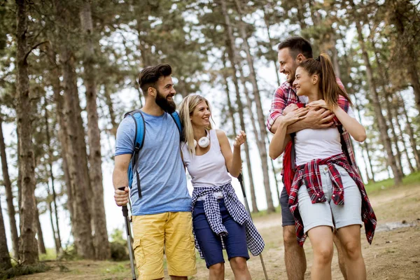 Mutlu genç grup insanların birlikte ön planda yürüyüş