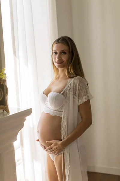 Porträtt Ung Gravid Attraktiv Kvinna Stående Vid Fönstret Hemma — Stockfoto