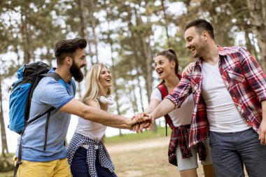 Bir grup genç insan dağda bahar günü hiking