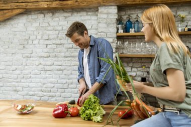 Modaya uygun çift soyma ve rustik mutfakta piyasadan sebze kesme