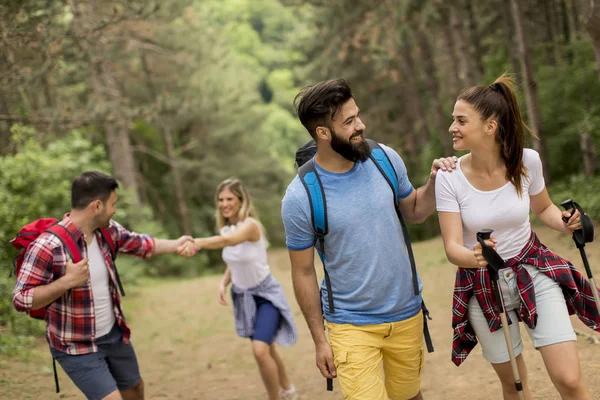 Ευτυχισμένη Νέα Ομάδα Ανθρώπων Πεζοπορία Μαζί Μέσα Από Τις Διαδρομές — Φωτογραφία Αρχείου