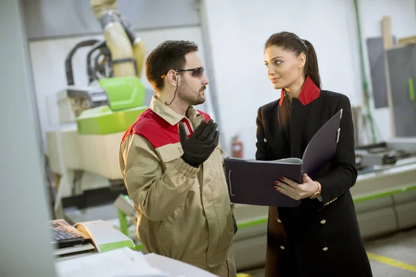 Mooie Jonge Vrouw Controle Proces Fabriek Met Mannelijke Werknemer — Stockfoto