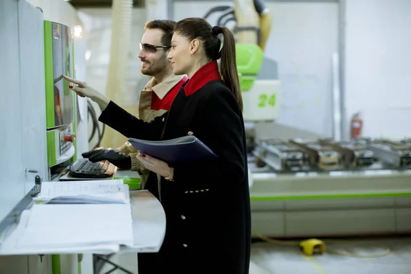 Mooie Jonge Vrouw Controle Proces Fabriek Met Mannelijke Werknemer — Stockfoto