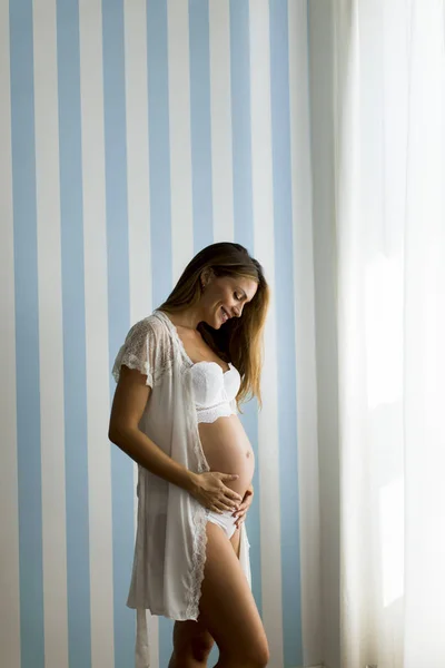 Pretty Ung Gravid Kvinna Stående Den Blå Strippad Vägg Rummet — Stockfoto