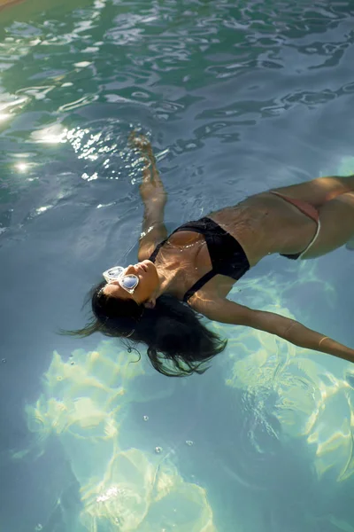 Brunetka Kaukaski Kobieta Bikini Pływające Basenie Wody — Zdjęcie stockowe