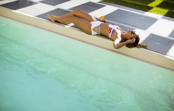 Vrouw Liggend Haar Rug Zwembadrand Zonnen Haar Bikini Met Een — Stockfoto