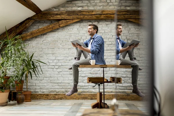 Schöner Junger Mann Mit Digitalem Tablet Während Auf Dem Tisch — Stockfoto